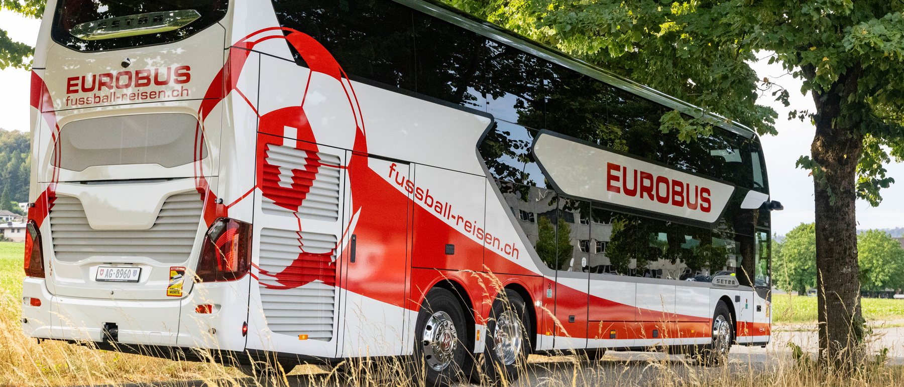 EUROBUS-Doppelstöcker im Fussball-Design auf einer Landstrasse