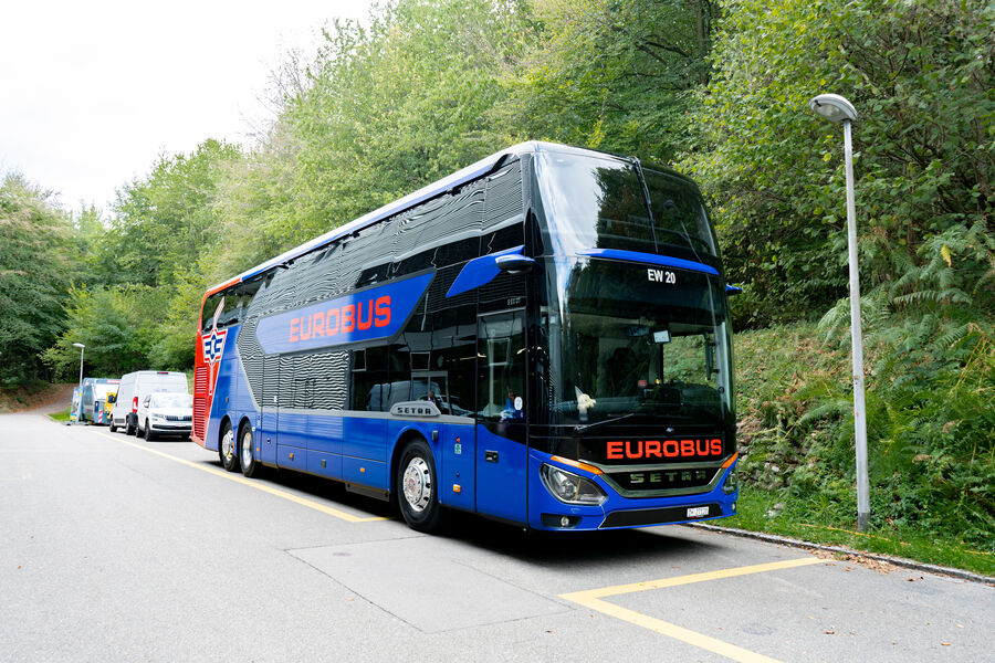 Blue and red EHC Kloten double-decker seen from the front