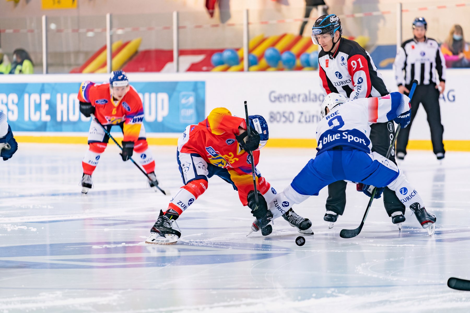 Spielszene vor der Bande des Swiss Ice Hockey Cup, Zweikampf vor dem Tor