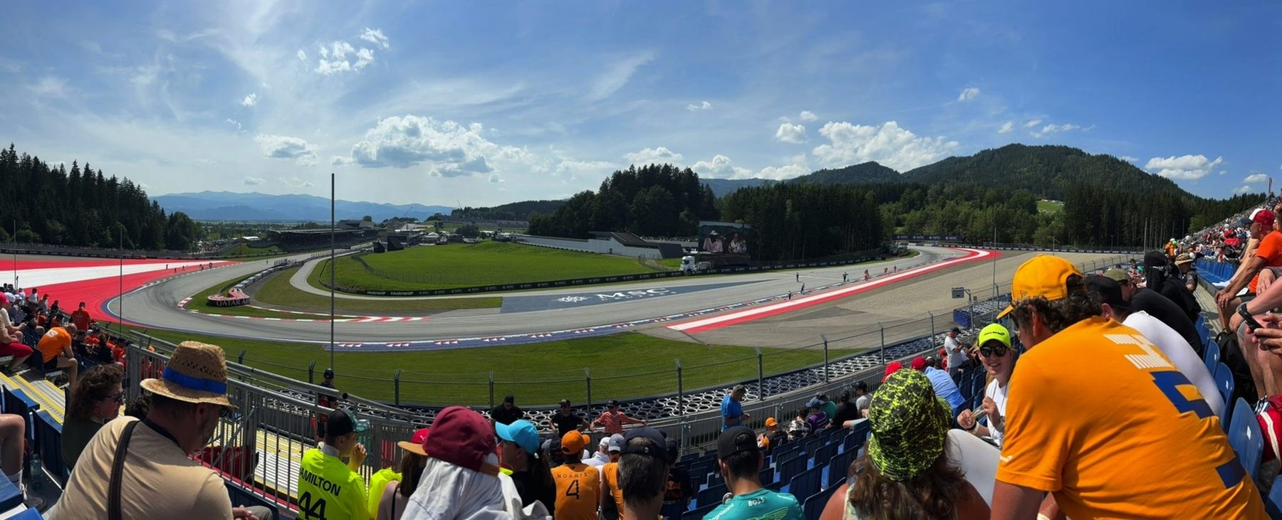 Zuschauer auf der Tribüne am Red Bull Ring beim Formel-1-Rennen