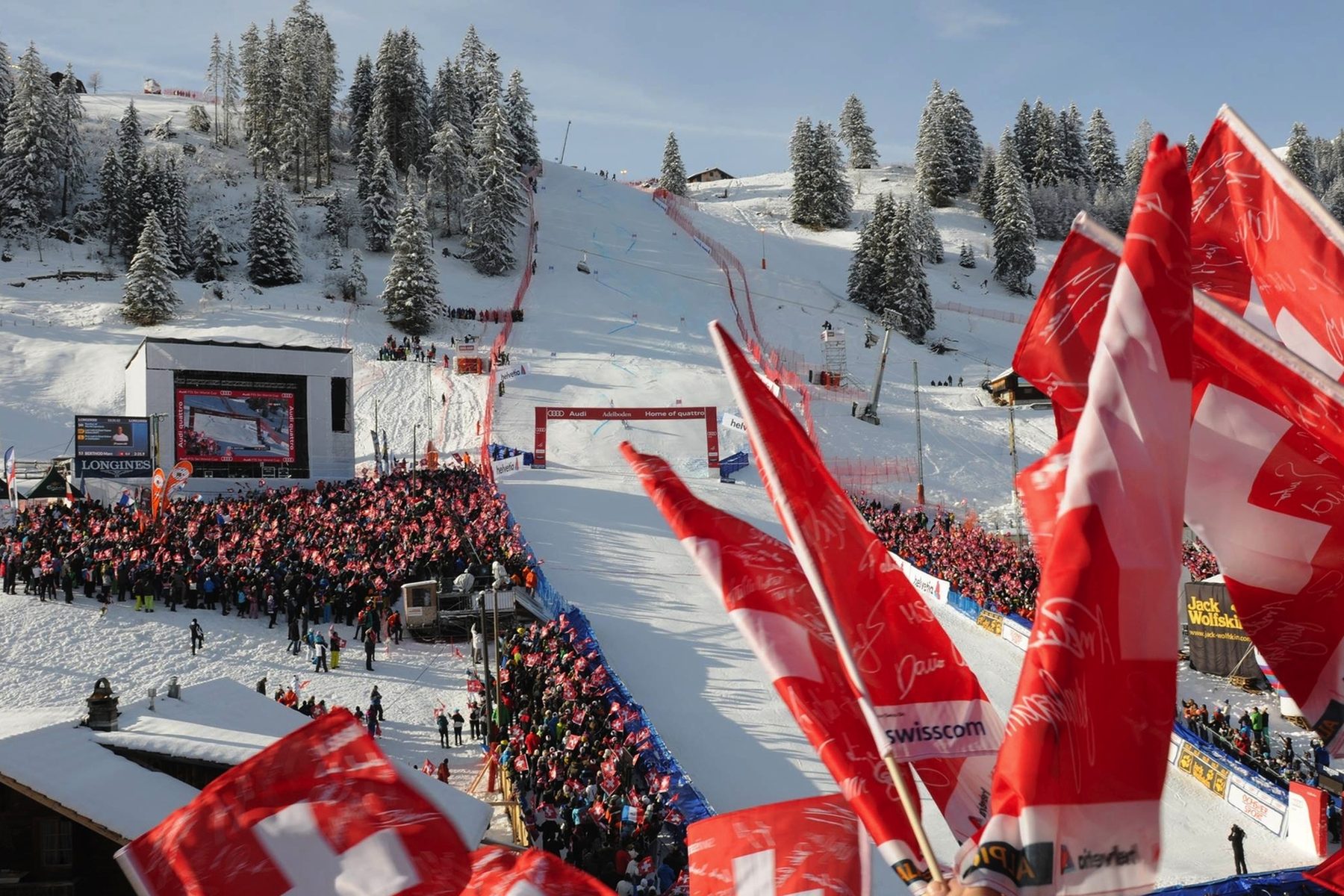 Ski Weltcup Adelboden: Fans mit Schweizer Fahnen am Chuenisbärgli