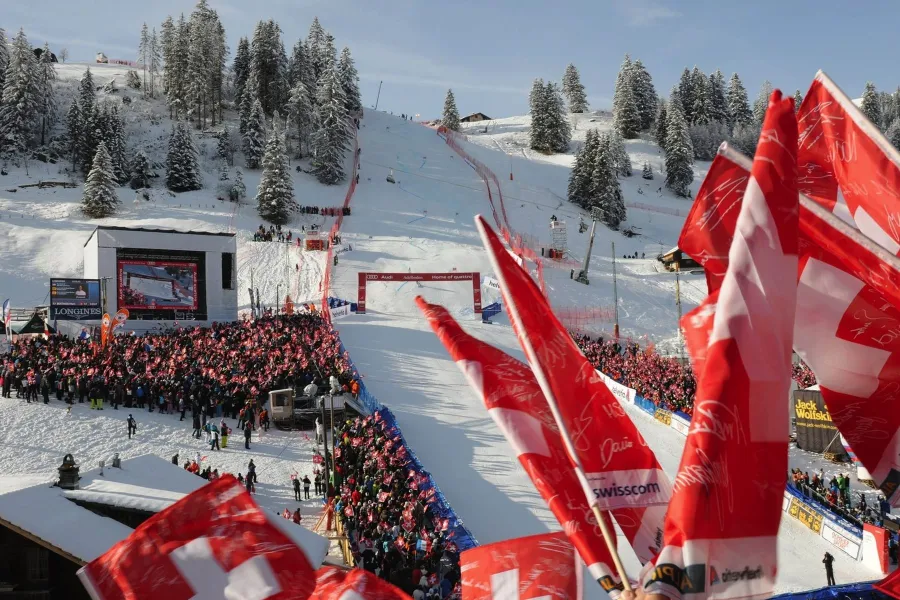 FIS Weltcup Wengen: Rennläufer im Zielhang, Zuschauer mit Schweizer Fahnen